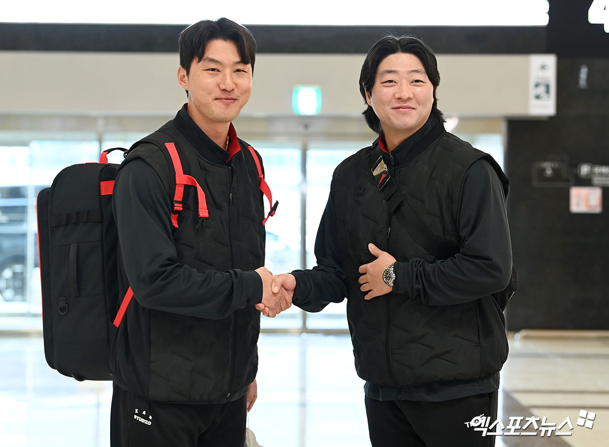 KIA 타이거즈가 23일 오후 일본 아마미오시마에서 진행되는 스프링캠프를 위해 김포국제공항을 통해 일본으로 출국했다.  홍건희, 김범수가 출국장으로 향하고 있다. 김포공항, 고아라 기자