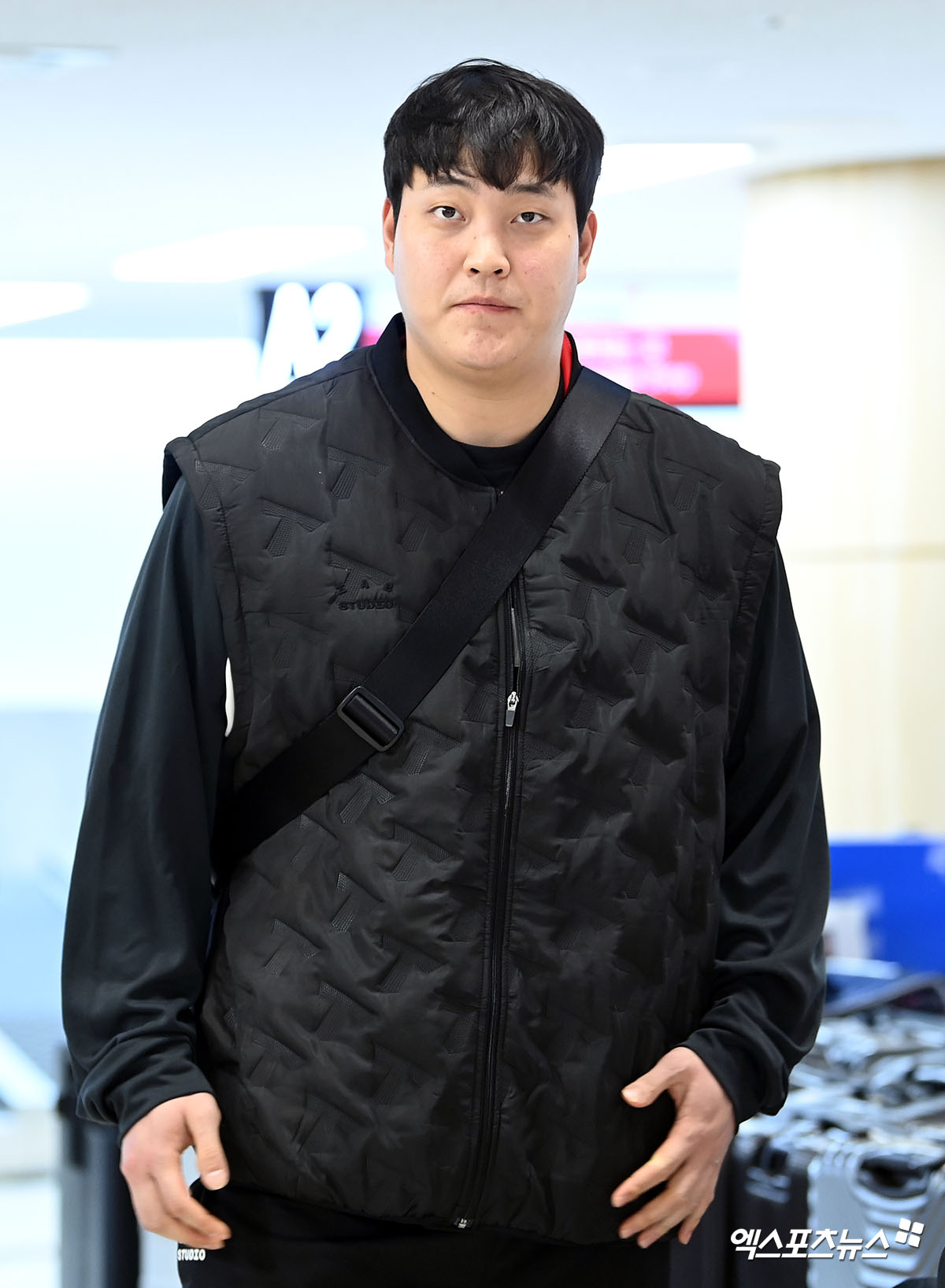 KIA 타이거즈가 23일 오후 일본 아마미오시마에서 진행되는 스프링캠프를 위해 김포국제공항을 통해 일본으로 출국했다.  조상우가 출국장으로 향하고 있다. 김포공항, 고아라 기자