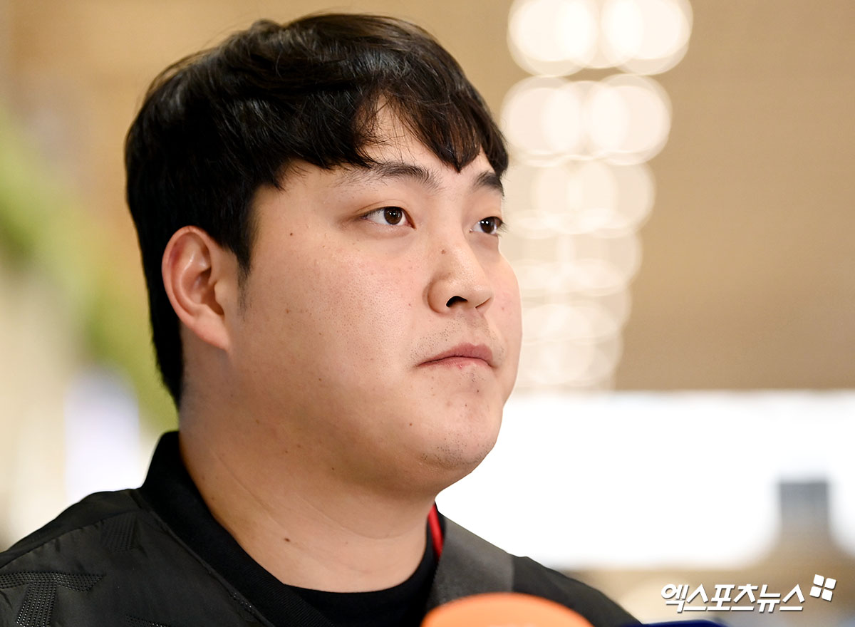 KIA 타이거즈가 23일 오후 일본 아마미오시마에서 진행되는 스프링캠프를 위해 김포국제공항을 통해 일본으로 출국했다.  조상우가 출국 전 인터뷰를 하고 있다. 김포공항, 고아라 기자