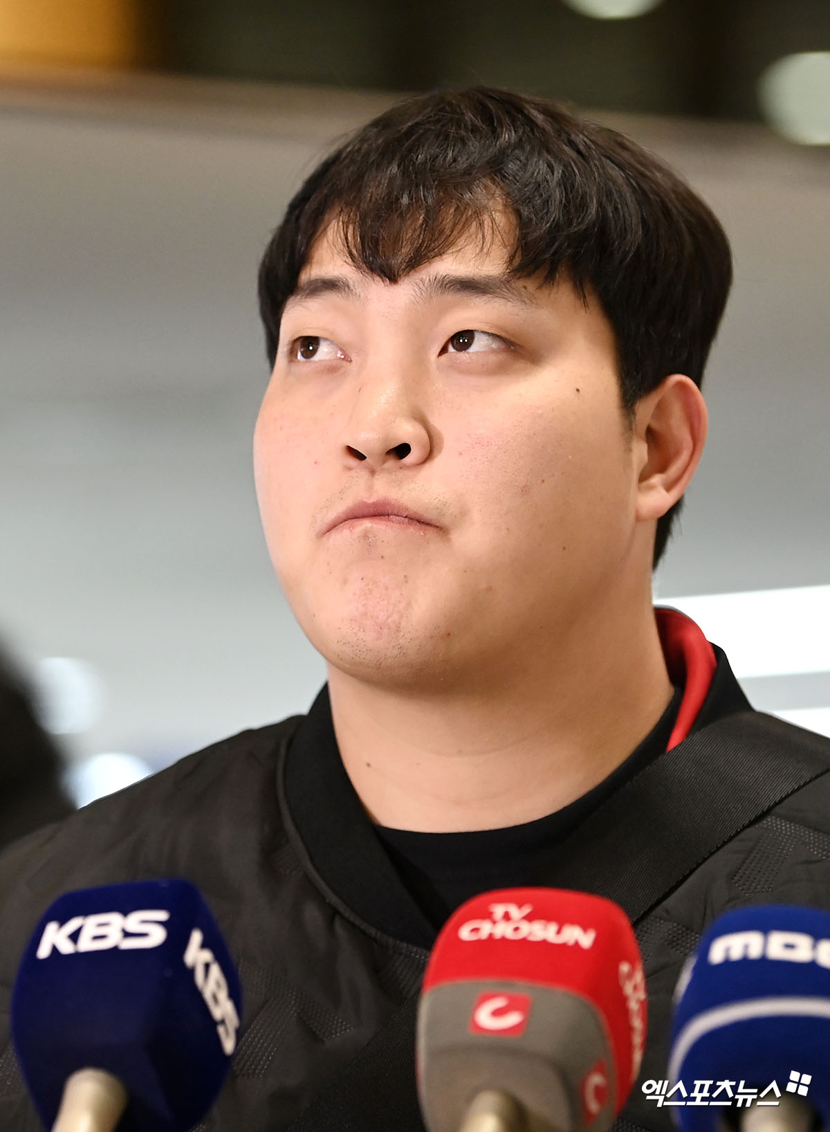 KIA 타이거즈가 23일 오후 일본 아마미오시마에서 진행되는 스프링캠프를 위해 김포국제공항을 통해 일본으로 출국했다.  조상우가 출국 전 인터뷰를 하고 있다. 김포공항, 고아라 기자