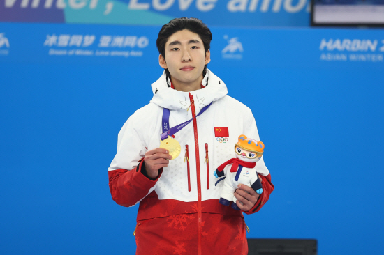 중국 국가체육총국 동계운동관리센터는 23일(한국시간) 공식 홈페이지를 통해 2026 밀라노·코르티나 동계올림픽에 참가할 124명의 선수 명단을 발표했다. 린샤오쥔(한국명 임효준)은 올림픽에 참가하는 쇼트트랙 대표팀 10인에 뽑혔다. 남자부는 린샤오쥔을 포함해 쑨룽, 류샤오앙, 장보하오, 리원룽이 출전하고, 여자부엔 궁리, 장추퉁, 왕신란, 판커신, 양징루가 이름을 올렸다. 이로써 린샤오쥔은 2018 평창 올림픽 이후 8년 만에 올림픽 무대에 서게 됐다. 연합뉴스