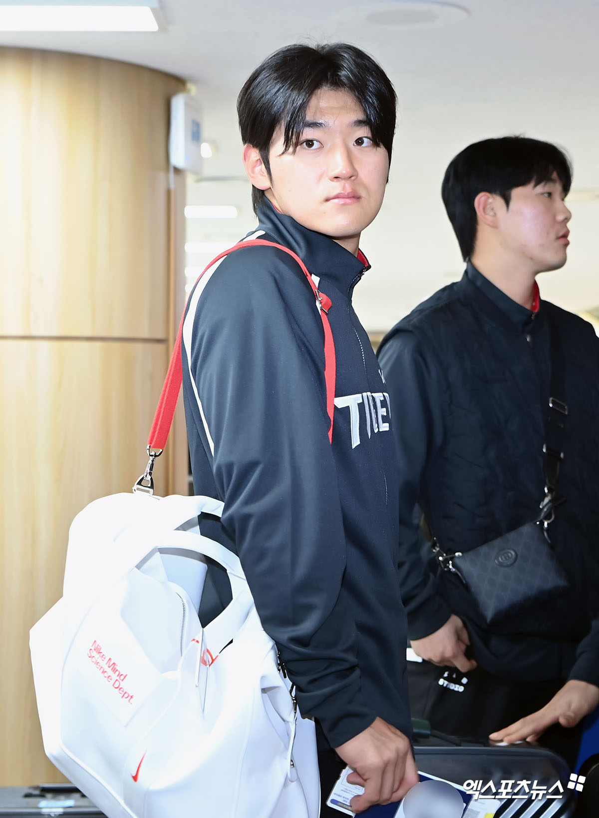 KIA 타이거즈가 23일 오후 일본 아마미오시마에서 진행되는 스프링캠프를 위해 김포국제공항을 통해 일본으로 출국했다.  김도영이 출국 준비를 하고 있다. 김포공항, 고아라 기자