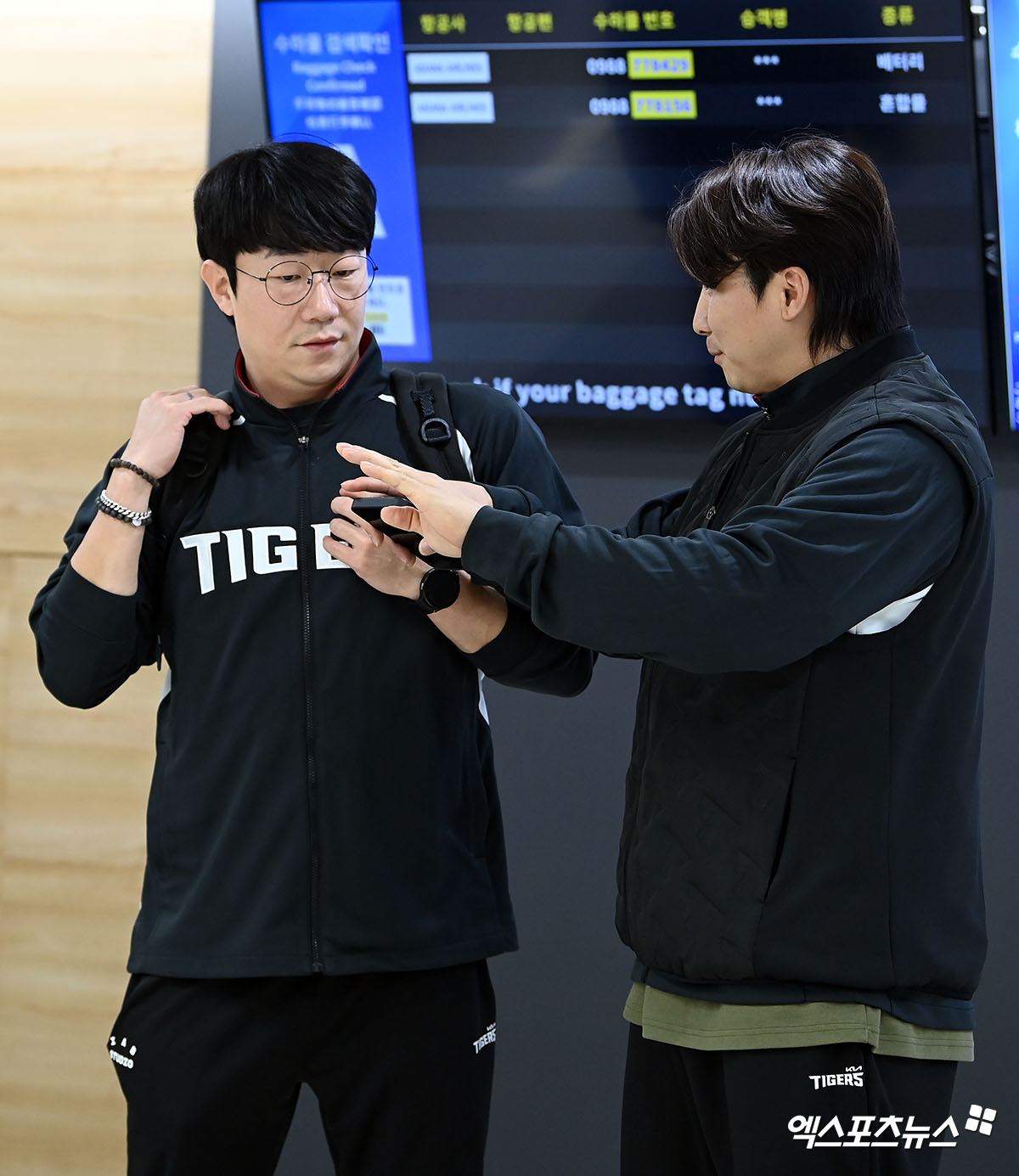 KIA 타이거즈가 23일 오후 일본 아마미오시마에서 진행되는 스프링캠프를 위해 김포국제공항을 통해 일본으로 출국했다.  양현종, 나성범이 출국 준비를 하고 있다. 김포공항, 고아라 기자