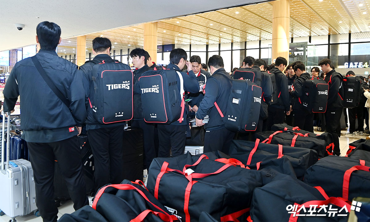 KIA 타이거즈가 23일 오후 일본 아마미오시마에서 진행되는 스프링캠프를 위해 김포국제공항을 통해 일본으로 출국했다.  KIA 타이거즈 선수들이 출국 준비를 하고 있다. 김포공항, 고아라 기자