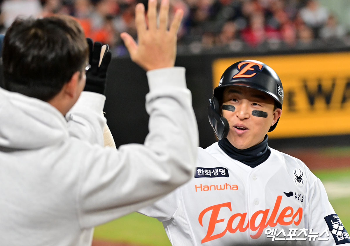 30일 오후 대전 한화생명 볼파크에서 열린 '2025 신한 SOL Bank KBO 한국시리즈' LG 트윈스와 한화 이글스의 4차전 경기, 7회말 2사 2,3루 한화 손아섭이 문현빈의 2타점 적시타때 득점에 성공하고 있다. 엑스포츠뉴스 DB