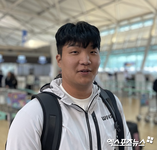 23일 인천국제공항을 통해 미국으로 출국한 LG 트윈스 문보경이 출국 전 취재진과 인터뷰에 응하고 있다. 인천공항, 김유민 기자