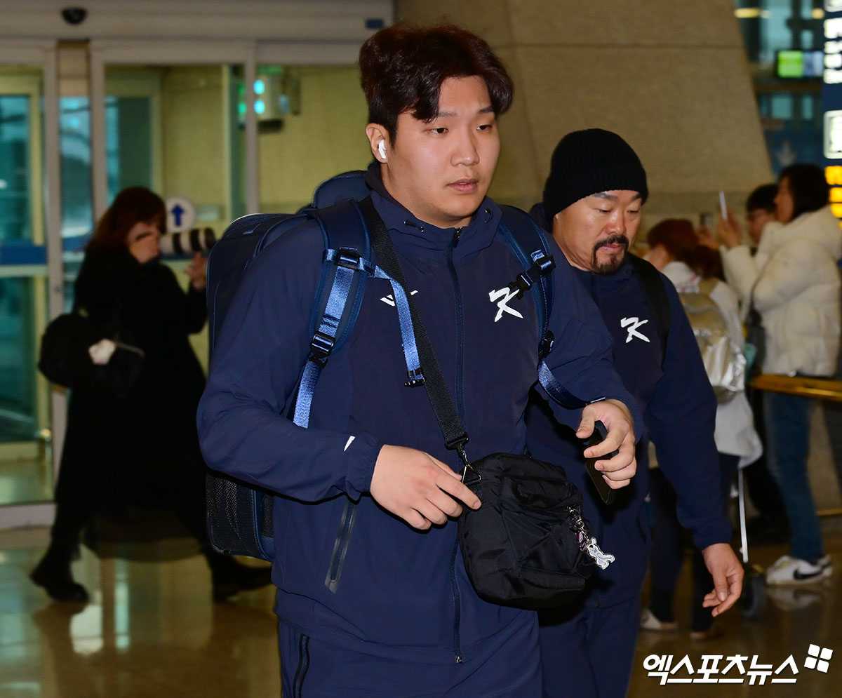 한국 야구 대표팀이 2026 WBC(월드베이스볼클래식) 대비 1차 캠프를 위해 9일 오전 인천국제공항을 통해 사이판으로 출국했다. 출국장으로 향하는 문보경. 엑스포츠뉴스 DB