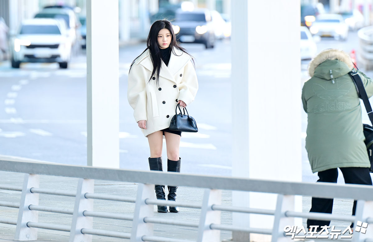 아일릿 원희가 파리로 출국하고 있다.