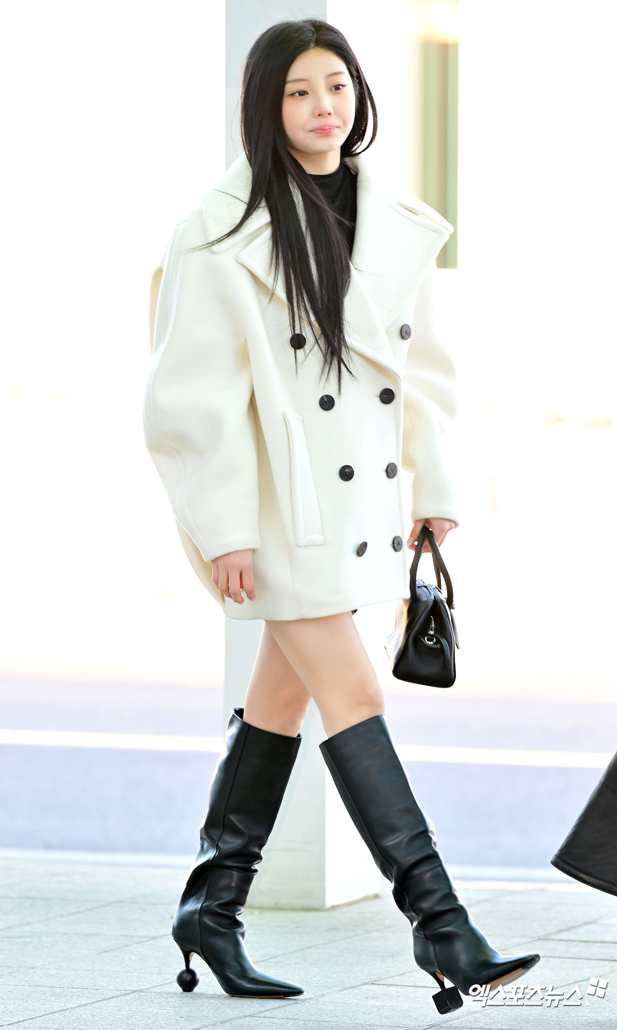 아일릿 원희가 파리로 출국하고 있다.