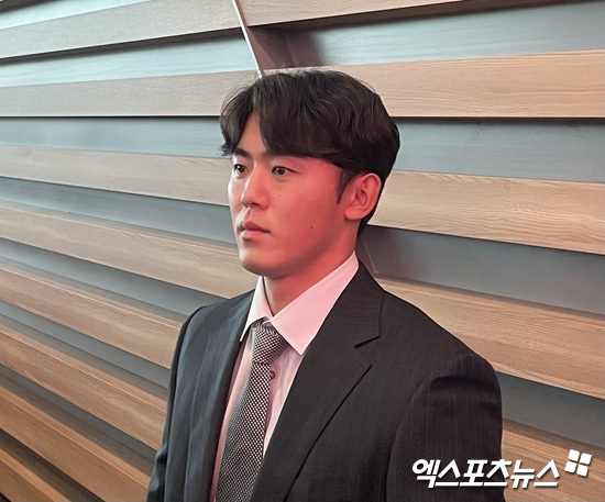 지난 23일 인천국제공항을 통해 출국한 삼성 라이온즈 미야지 유라가 출국 전 취재진과 인터뷰에 응하고 있다. 인천공항, 김유민 기자