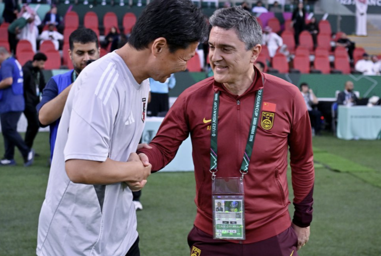 오이와 고 감독이 이끄는 일본 U-23 축구대표팀은 25일 사우디아라비아 제다의 프린스 압둘라 알 파이살 스포츠시티 스타디움에서 열린 2026 AFC U-23 아시안컵 결승 중국과의 경기에서 전반과 후반에 각각 2골씩 몰아쳐 4-0 대승을 일궈냈다. 이날 승리로 일본은 지난 2016년 2회 대회, 지난 2024년 6회 대회에 이어 U-23 아시안컵 통산 세 번째 정상에 올랐다. 특히 이번 우승은 대회 규정대로 2003년 1월1일 이후 출생자인 U-23 대표팀이 아니라 2028 LA 올림픽을 미리 겨냥한 21세 이하(U-21) 대표팀이 출전한 가운데 일궈낸 것이어서 더욱 뜻깊게 됐다. 일본은 두 살 어린 선수들을 데리고 6경기에서 무려 16골을 몰아치는 엄청난 화력을 뽐냈다. AFC