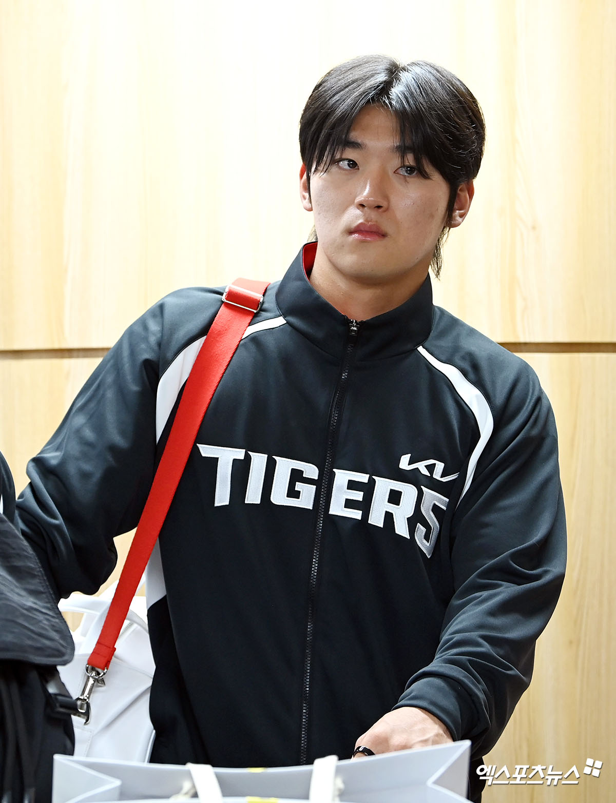 KIA 타이거즈가 23일 오후 일본 아마미오시마에서 진행되는 스프링캠프를 위해 김포국제공항을 통해 일본으로 출국했다.  김도영이 출국 준비를 하고 있다. 엑스포츠뉴스 DB