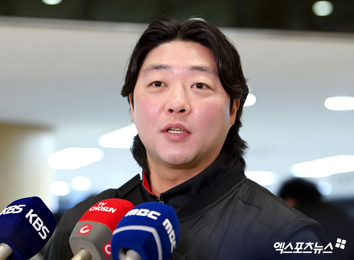 KIA 타이거즈가 23일 오후 일본 아마미오시마에서 진행되는 스프링캠프를 위해 김포국제공항을 통해 일본으로 출국했다.  김범수가 출국 전 인터뷰를 하고 있다. 엑스포츠뉴스 DB