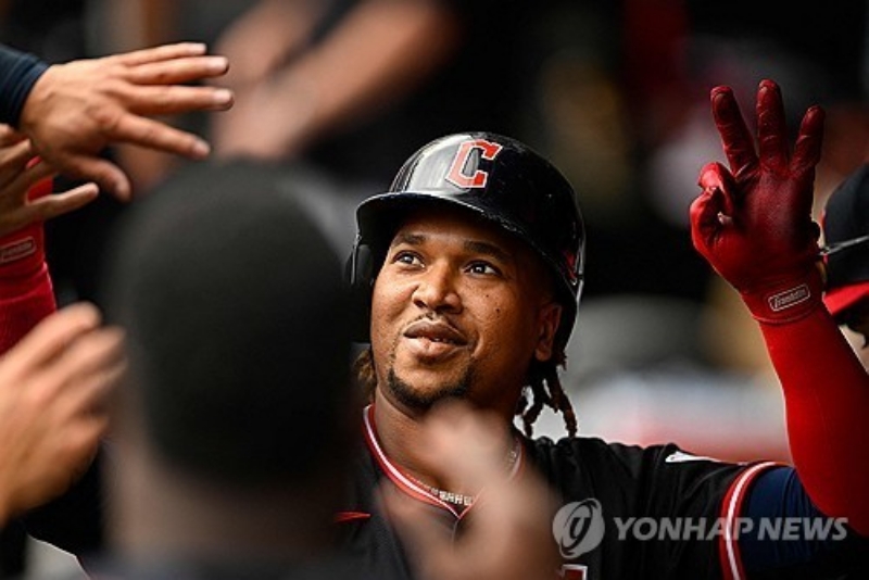 미국 메이저리그(MLB)를 대표하는 내야수 중 한 명인 호세 라미레즈가 7년 1억7500만달러(약 2545억원) 규모의 연장 계약에 합의했다. 라미레즈는 2026~2032년 매년 연봉 2500만 달러를 수령하고, 중 매 시즌 1000만 달러는 2036년부터 지급 유예된다. AFP 연합뉴스