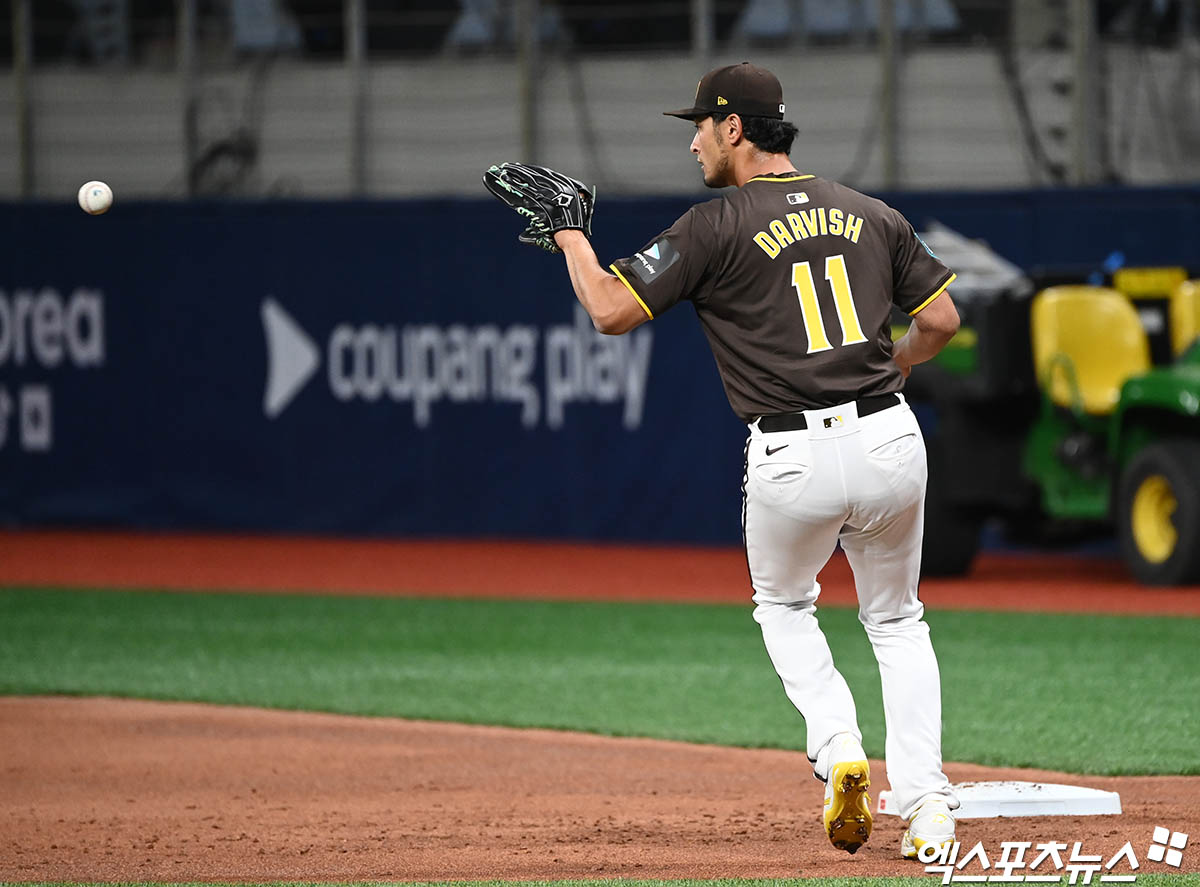 은퇴설에 휩싸인 일본인 투수 다르빗슈 유가 25일 자신의 SNS를 통해 소속팀 샌디에이고와 계약 해지에 관해 이야기를 나누고 있다고 밝혔다. 다만 은퇴설에 대해서는 선을 그었다. 현재 팔꿈치 재활에 전념하고 있으며  다시 투구할 수 있는 단계에 이르면 처음부터 시작한다는 각오로 경쟁할 것이라고 전했다. 엑스포츠뉴스 DB