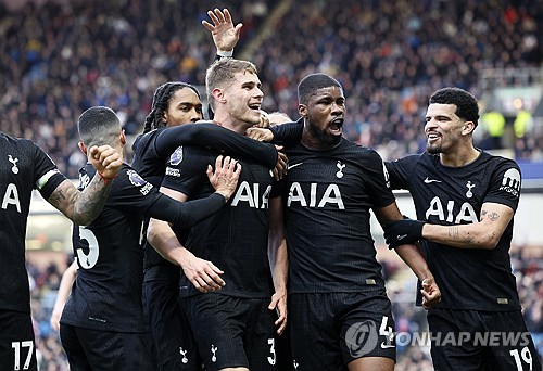 토마스 프랭크 토트넘 홋스퍼 감독이 경질 위기 속에서 치른 번리 원정에서 극적인 무승부를 거두며 힘겹게 자리를 보전했다. 토트넘은 25일(한국시간) 영국 랭커셔의 터프 무어에서 열린 2025-2026시즌 프리미어리그 23라운드 원정 경기에서 번리를 상대로 고전 끝에 2-2 무승부를 기록했다. 연합뉴스