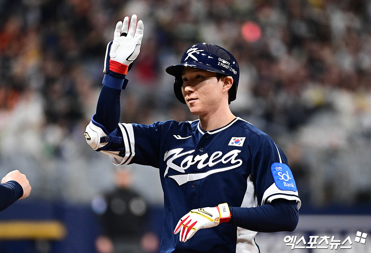 9일 오후 서울 구로구 고척스카이돔에서 열린 '2025 NAVER K-BASEBALL SERIES' 대한민국과 체코의 야구대표팀 평가전 경기, 2회초 2사 한국 박성한이 안타를 친 뒤 세리머니를 하고 있다. 엑스포츠뉴스 DB