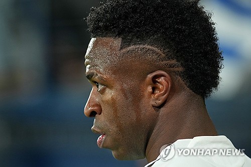 선수단 불화 논란 속에 사비 알론소 감독과 결별한 레알 마드리드가 킬리안 음바페의 원맨쇼에 힘입어 리그 선두 자리를 되찾았다. 감독 교체 후 연승 행진을 달리며 분위기 반전에 성공했다. 레알 마드리드는 25일(한국시간) 스페인 비야레알의 에스타디오 데 라 세라미카에서 열린 2025-2026시즌 스페인 라리가 21라운드 원정 경기에서 비야레알을 2-0으로 제압했다. 연합뉴스