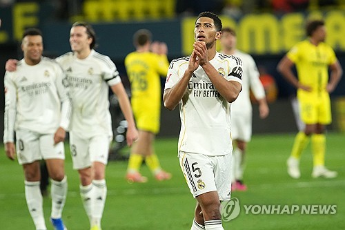 선수단 불화 논란 속에 사비 알론소 감독과 결별한 레알 마드리드가 킬리안 음바페의 원맨쇼에 힘입어 리그 선두 자리를 되찾았다. 감독 교체 후 연승 행진을 달리며 분위기 반전에 성공했다. 레알 마드리드는 25일(한국시간) 스페인 비야레알의 에스타디오 데 라 세라미카에서 열린 2025-2026시즌 스페인 라리가 21라운드 원정 경기에서 비야레알을 2-0으로 제압했다. 연합뉴스