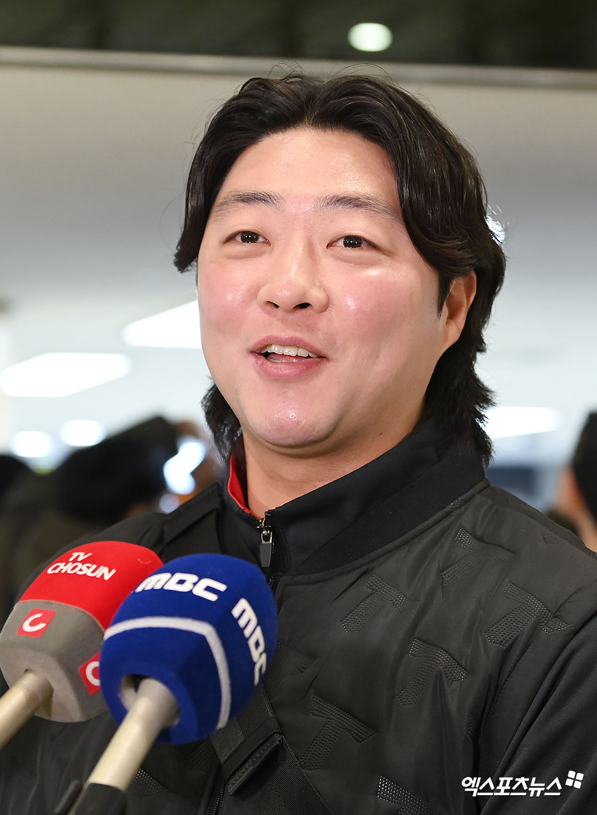 KIA 타이거즈가 23일 오후 일본 아마미오시마에서 진행되는 스프링캠프를 위해 김포국제공항을 통해 일본으로 출국했다.  김범수가 출국 전 인터뷰를 하고 있다. 엑스포츠뉴스 DB