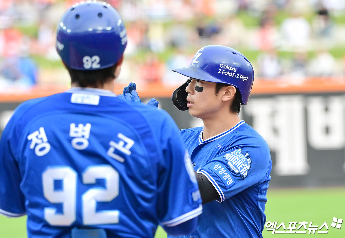 19일 오후 대전 한화생명 볼파크에서 열린 '2025 신한 SOL Bank KBO 포스트시즌' 삼성 라이온즈와 한화 이글스의 플레이오프 2차전 경기, 3회초 무사 1,2루 삼성 김성윤이 좌전안타를 날리고 있다. 엑스포츠뉴스 DB