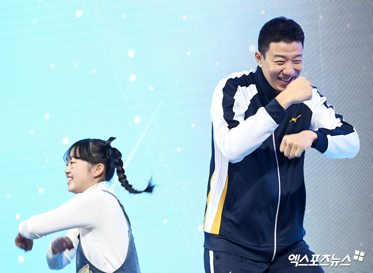 남자프로배구 한국전력의 신영석(오른쪽)이 25일 강원도 춘천 호반체육관에서 열린 진에어 2025-2026 V리그 올스타전 사전 행사에서 팬과 함께 테마곡 챌린지 안무 공모전에 참여했다. 사진 고아라 기자