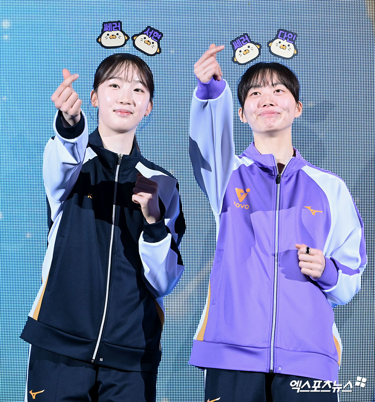 2025-2026 V리그 올스타전 여자부 최다 득표 1위에 오른 현대건설의 김다인(오른쪽)이 25일 강원도 춘천 호반체육관에서 열린 올스타전 본행사에서 경기장에 입장하고 잇다. 사진 고아라 기자