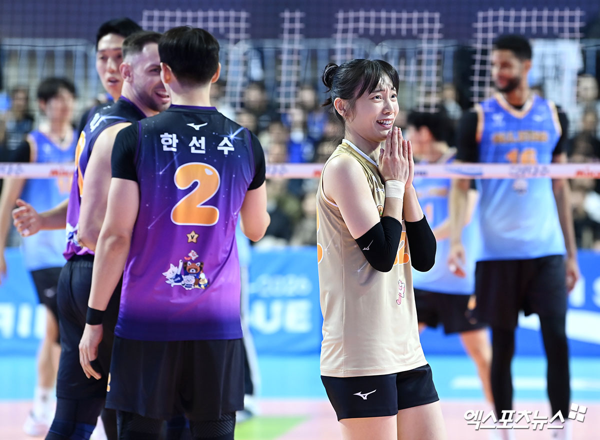 여자프로배구 한국도로공사의 문정원(오른쪽)이 25일 강원도 춘천 호반체육관에서 열린 V리그 올스타전 남자부 경기에 출전해 참여하고 있다. 사진 고아라 기자