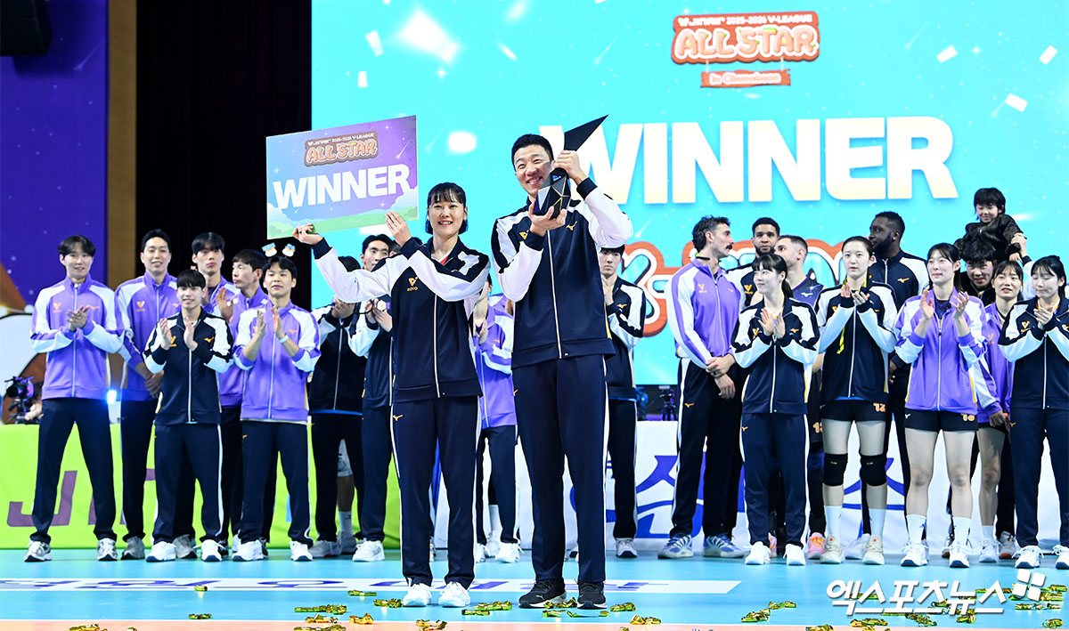 25일 강원도 춘천 호반체육관에서 열린 진에어 2025-2026 V리그 올스타전에서 승리팀 K-STAR 선수들이 세리머니를 펼치고 있다. 사진 고아라 기자