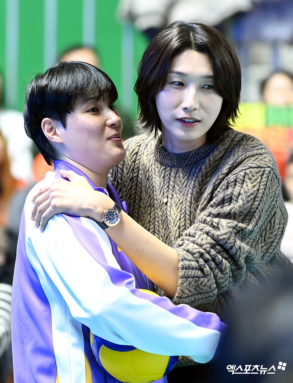 김연경(오른쪽)이 25일 강원도 춘천 호반체육관에서 열린 진에어 2025-2026 V리그 올스타전에 참석, 김희진과 인사하는 모습. 사진 고아라 기자