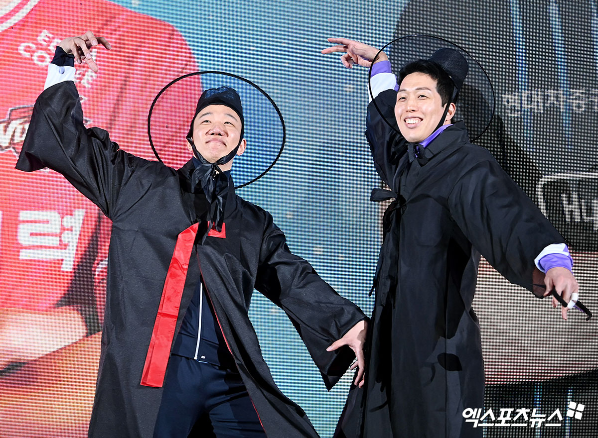 남자프로배구 한국전력의 신영석(왼쪽)이 25일 강원도 춘천 호반체육관에서 열린 진에어 2025-2026 V리그 올스타전에서 현대캐피탈 최진호와 넷플릭스 애니메이션 '케이팝 데몬 헌터스'의 캐릭터 사자 보이스 코스튬을 선보였다. 사진 고아라 기자