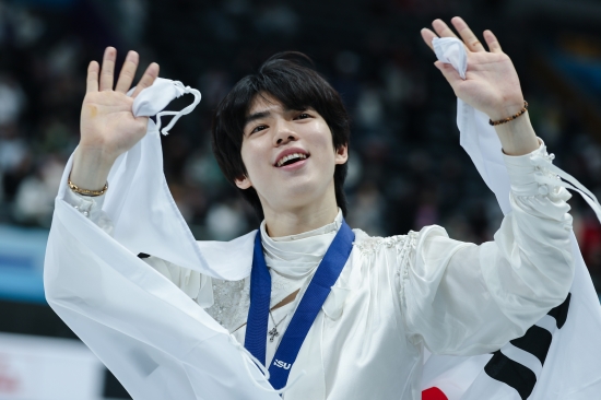 차준환은 25일 중국 베이징의 국가체육관에서 열린 2026 국제빙상경기연맹(ISU) 피겨 4대륙선수권대회 남자 싱글 프리스케이팅에서 기술점수(TES) 97.46점, 예술점수(PCS) 87.27점을 합쳐 184.73점을 받았다. 전날 쇼트프로그램에서 88.89점을 합쳐 총점 273.62점을 기록하면서 일본의 미우라 가오(273.73점)에 0.11점이 부족해 아까운 준우승을 차지했다. 다만 쇼트프로그램에서 6위에 그쳤던 순위를 2위까지 끌어올린 것은 높게 평가할 만하다. 특히 밀라노·코르티나담페초 올림픽을 20여일 앞두고 있어 이번 은메달이 반갑다. 차준환은 이번 시즌 11차례나 교체하며 자신을 괴롭힌 부츠 문제도 해결하면서 자신의 세 번째 동계올림픽에서의 후회 없는 승부가 가능하게 됐다. 연합뉴스