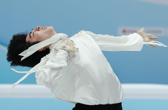 차준환은 25일 중국 베이징의 국가체육관에서 열린 2026 국제빙상경기연맹(ISU) 피겨 4대륙선수권대회 남자 싱글 프리스케이팅에서 기술점수(TES) 97.46점, 예술점수(PCS) 87.27점을 합쳐 184.73점을 받았다. 전날 쇼트프로그램에서 88.89점을 합쳐 총점 273.62점을 기록하면서 일본의 미우라 가오(273.73점)에 0.11점이 부족해 아까운 준우승을 차지했다. 다만 쇼트프로그램에서 6위에 그쳤던 순위를 2위까지 끌어올린 것은 높게 평가할 만하다. 특히 밀라노·코르티나담페초 올림픽을 20여일 앞두고 있어 이번 은메달이 반갑다. 차준환은 이번 시즌 11차례나 교체하며 자신을 괴롭힌 부츠 문제도 해결하면서 자신의 세 번째 동계올림픽에서의 후회 없는 승부가 가능하게 됐다. 연합뉴스