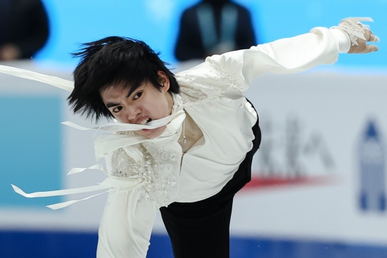 차준환은 25일 중국 베이징의 국가체육관에서 열린 2026 국제빙상경기연맹(ISU) 피겨 4대륙선수권대회 남자 싱글 프리스케이팅에서 기술점수(TES) 97.46점, 예술점수(PCS) 87.27점을 합쳐 184.73점을 받았다. 전날 쇼트프로그램에서 88.89점을 합쳐 총점 273.62점을 기록하면서 일본의 미우라 가오(273.73점)에 0.11점이 부족해 아까운 준우승을 차지했다. 다만 쇼트프로그램에서 6위에 그쳤던 순위를 2위까지 끌어올린 것은 높게 평가할 만하다. 특히 밀라노·코르티나담페초 올림픽을 20여일 앞두고 있어 이번 은메달이 반갑다. 차준환은 이번 시즌 11차례나 교체하며 자신을 괴롭힌 부츠 문제도 해결하면서 자신의 세 번째 동계올림픽에서의 후회 없는 승부가 가능하게 됐다. 연합뉴스