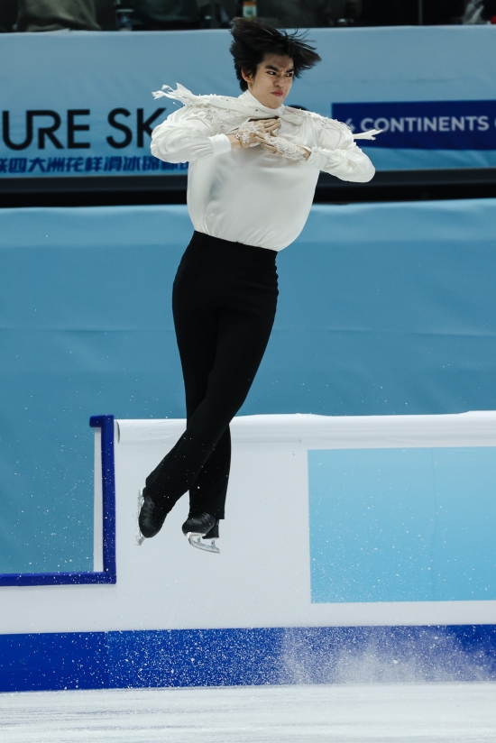 차준환은 25일 중국 베이징의 국가체육관에서 열린 2026 국제빙상경기연맹(ISU) 피겨 4대륙선수권대회 남자 싱글 프리스케이팅에서 기술점수(TES) 97.46점, 예술점수(PCS) 87.27점을 합쳐 184.73점을 받았다. 전날 쇼트프로그램에서 88.89점을 합쳐 총점 273.62점을 기록하면서 일본의 미우라 가오(273.73점)에 0.11점이 부족해 아까운 준우승을 차지했다. 다만 쇼트프로그램에서 6위에 그쳤던 순위를 2위까지 끌어올린 것은 높게 평가할 만하다. 특히 밀라노·코르티나담페초 올림픽을 20여일 앞두고 있어 이번 은메달이 반갑다. 차준환은 이번 시즌 11차례나 교체하며 자신을 괴롭힌 부츠 문제도 해결하면서 자신의 세 번째 동계올림픽에서의 후회 없는 승부가 가능하게 됐다. 연합뉴스