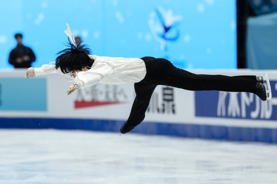 차준환은 25일 중국 베이징의 국가체육관에서 열린 2026 국제빙상경기연맹(ISU) 피겨 4대륙선수권대회 남자 싱글 프리스케이팅에서 기술점수(TES) 97.46점, 예술점수(PCS) 87.27점을 합쳐 184.73점을 받았다. 전날 쇼트프로그램에서 88.89점을 합쳐 총점 273.62점을 기록하면서 일본의 미우라 가오(273.73점)에 0.11점이 부족해 아까운 준우승을 차지했다. 다만 쇼트프로그램에서 6위에 그쳤던 순위를 2위까지 끌어올린 것은 높게 평가할 만하다. 특히 밀라노·코르티나담페초 올림픽을 20여일 앞두고 있어 이번 은메달이 반갑다. 차준환은 이번 시즌 11차례나 교체하며 자신을 괴롭힌 부츠 문제도 해결하면서 자신의 세 번째 동계올림픽에서의 후회 없는 승부가 가능하게 됐다. 연합뉴스