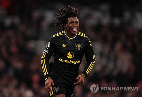 후벵 아모림 감독을 내치고 마이클 캐릭을 임시 사령탑으로 앉힌 맨체스터 유나이티드가 26일(한국시간) 영국 런던의 에미레이츠 스타디움에서 열린 2025-2026시즌 잉글리시 프리미어리그(EPL) 23라운드 원정 경기에서 아스널을 3-2로 꺾었다. 이날 승리로 2연승을 달린 맨유는 승점 3점을 추가하며 리그 4위(10승8무5패, 승점 38)로 올라섰다. 반면 안방에서 덜미를 잡힌 1위 아스널은 15승5무3패, 승점 50으로 우승 경쟁에 제동이 걸렸다. 연합뉴스