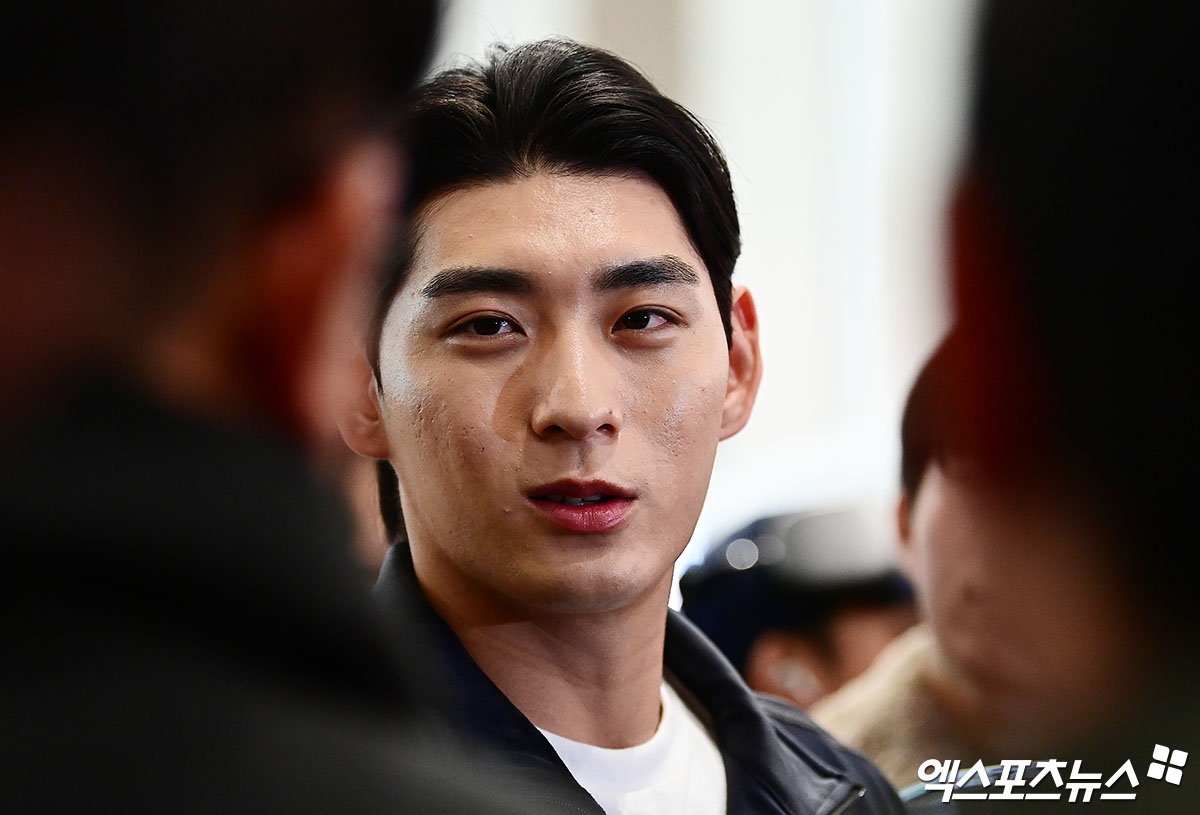 미국 프로야구 메이저리그(MLB) 샌프란시스코 자이언츠 이정후가 21일 오후 인천국제공항을 통해 미국으로 출국했다.   이정후가 출국장에서 취재진과 인터뷰를 하고 있다. 엑스포츠뉴스 DB