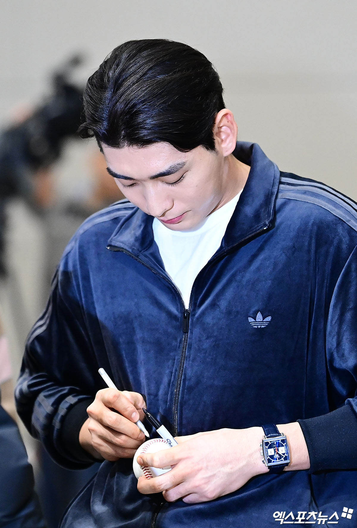 미국 프로야구 메이저리그(MLB) 샌프란시스코 자이언츠 이정후가 21일 오후 인천국제공항을 통해 미국으로 출국했다.   이정후가 출국장에서 팬들에게 사인을 해주고 있다. 엑스포츠뉴스 DB