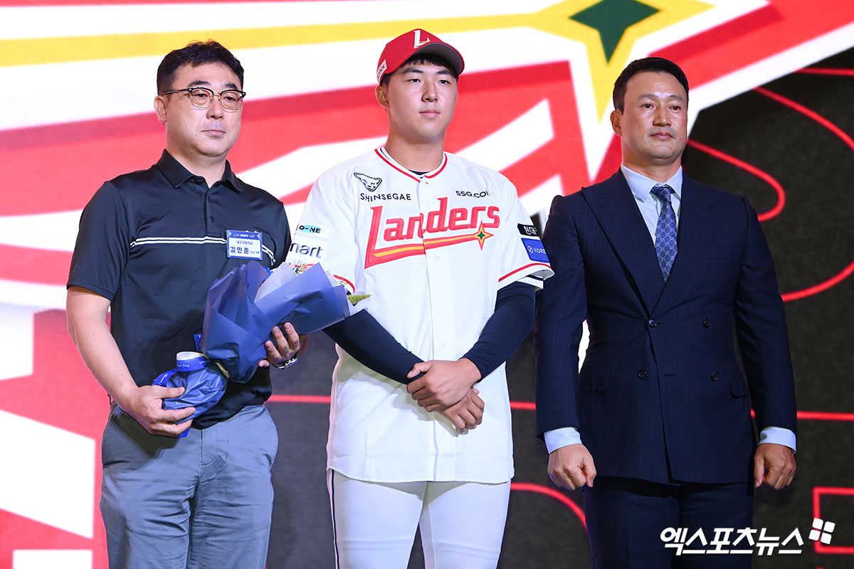 17일 오후 서울 송파구 롯데호텔 월드에서 열린 '2026 KBO 신인 드래프트'에 참석한 SSG 랜더스에서 김민준(대구고)이 지명된 뒤 기념 촬영을 하고 있다. 엑스포츠뉴스 DB