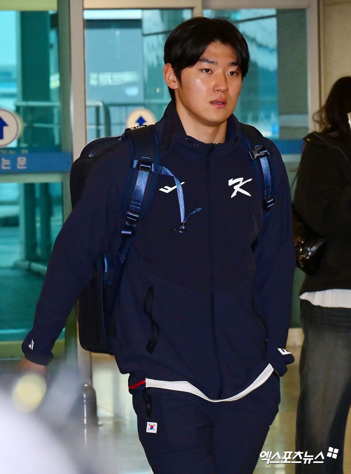한국 야구 대표팀이 2026 WBC(월드베이스볼클래식) 대비 1차 캠프를 위해 9일 오전 인천국제공항을 통해 사이판으로 출국했다.  출국장으로 향하는 김도영. 엑스포츠뉴스 DB