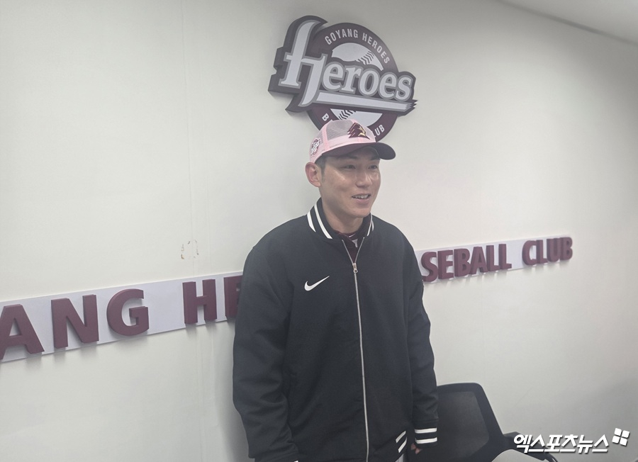 KBO리그 최초의 단일시즌 200안타의 주인공 서건창이 친정팀의 품으로 돌아왔다. 몸 상태에 대한 자신감을 내비치면서 2026시즌 부활을 다짐했다. 서건창은 26일 고양 국가대표 야구훈련장에서 진행된 히어로즈 2군 훈련을 마친 뒤 진행된 인터뷰에서 '집에 돌아온 기분이다. 다른 것 없이 딱 이 느낌'이라고 웃은 뒤 '지난해 KIA 타이거즈에서 방출된 뒤 계속 운동을 하면서 (어느 팀에도 갈 수 있는) 준비가 돼 있는 상태였다. 키움에서 마지막 기회를 주셨고, 굉장히 감사하다'고 말했다. 키움은 지난 16일 서건창과 연봉 1억 2000만원에 선수 계약을 체결했다고 공식 발표했다. 고양, 김지수 기자