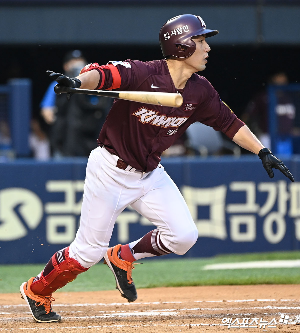 KBO리그 최초의 단일시즌 200안타의 주인공 서건창이 친정팀의 품으로 돌아왔다. 몸 상태에 대한 자신감을 내비치면서 2026시즌 부활을 다짐했다. 서건창은 26일 고양 국가대표 야구훈련장에서 진행된 히어로즈 2군 훈련을 마친 뒤 진행된 인터뷰에서 '집에 돌아온 기분이다. 다른 것 없이 딱 이 느낌'이라고 웃은 뒤 '지난해 KIA 타이거즈에서 방출된 뒤 계속 운동을 하면서 (어느 팀에도 갈 수 있는) 준비가 돼 있는 상태였다. 키움에서 마지막 기회를 주셨고, 굉장히 감사하다'고 말했다. 키움은 지난 16일 서건창과 연봉 1억 2000만원에 선수 계약을 체결했다고 공식 발표했다. 엑스포츠뉴스DB