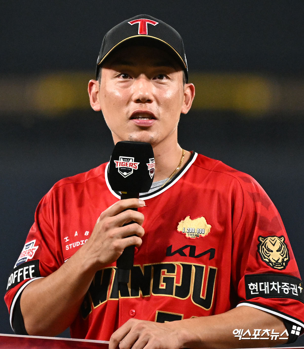 KBO리그 최초의 단일시즌 200안타의 주인공 서건창이 친정팀의 품으로 돌아왔다. 몸 상태에 대한 자신감을 내비치면서 2026시즌 부활을 다짐했다. 서건창은 26일 고양 국가대표 야구훈련장에서 진행된 히어로즈 2군 훈련을 마친 뒤 진행된 인터뷰에서 '집에 돌아온 기분이다. 다른 것 없이 딱 이 느낌'이라고 웃은 뒤 '지난해 KIA 타이거즈에서 방출된 뒤 계속 운동을 하면서 (어느 팀에도 갈 수 있는) 준비가 돼 있는 상태였다. 키움에서 마지막 기회를 주셨고, 굉장히 감사하다'고 말했다. 키움은 지난해까지 KIA에서 활약한 서건창과 16일 연봉 1억 2000만원에 선수 계약을 체결했다고 공식 발표했다. 엑스포츠뉴스DB