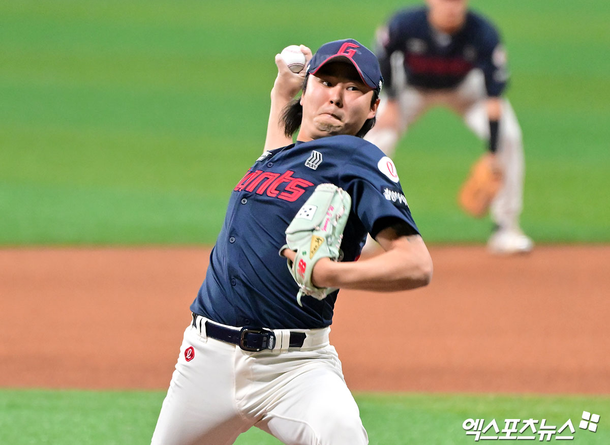 김태형 감독이 이끄는 롯데 1군 선수단은 지난 25일 김해국제공항을 통해 1차 스프링캠프가 차려진 대만으로 출국했다. 롯데는 올해 스프링캠프 출국을 앞두고 적지 않은 우여곡절을 겪었다. 마무리 투수 김원중이 지난해 말 교통사고를 당해 스프링캠프 출발이 늦어지더니 불펜 투수 정철원이 사생활 문제에 휘말려서다. 정철원은 대만 출국 직전 아내이자 인플루언서 김지연 씨가 자신의 SNS를 통해 남편을 비난하고 나서면서 논란이 됐다. 정철원은 일단 대만에서 정상적으로 훈련을 하고 있다. 엑스포츠뉴스DB