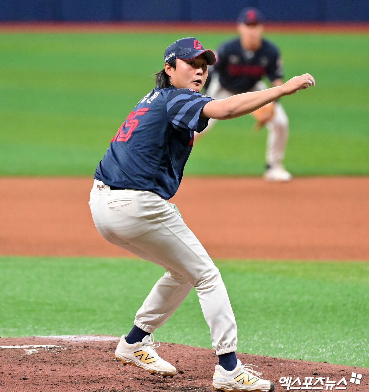 김태형 감독이 이끄는 롯데 1군 선수단은 지난 25일 김해국제공항을 통해 1차 스프링캠프가 차려진 대만으로 출국했다. 롯데는 올해 스프링캠프 출국을 앞두고 적지 않은 우여곡절을 겪었다. 마무리 투수 김원중이 지난해 말 교통사고를 당해 스프링캠프 출발이 늦어지더니 불펜 투수 정철원이 사생활 문제에 휘말려서다. 정철원은 대만 출국 직전 아내이자 인플루언서 김지연 씨가 자신의 SNS를 통해 남편을 비난하고 나서면서 논란이 됐다. 정철원은 일단 대만에서 정상적으로 훈련을 하고 있다. 엑스포츠뉴스DB