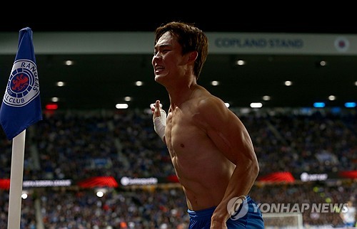 26일 들어 오현규의 행선지 후보로 3곳이 한꺼번에 쏟아졌다. 우선 영국 중계채널 스카이스포츠는 26일 '풀럼이 벨기에 KRC헹크의 공격수 오현규 영입을 두고 구단 간 긍정적인 협상을 진행하고 있다'고 보도했다. 풀럼은 겨울 시장을 통해 공격진 보강에 열을 올리고 있다. 오현규가 1순위 후보는 아니다. 풀럼은 현재 PSV 에인트호번의 미국 국가대표 공격수 리카르도 페피 영입을 위해 2800만 파운드(약 556억원)를 제안했으나 이를 거절 당하자 3800만 달러(약 548억원)로 금액을 크게 올려 2차 오퍼를 건넨 상태다. PSV가 시즌 우승 경쟁을 위해 계속 거절할 가능성이 있다. 풀럼 러브콜 속에 오현규는 리즈 유나이티드와 크리스털 팰리스 러브콜도 받는 것으로 드러났다. 헹크