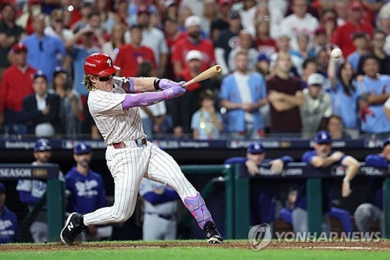 샌프란시스코 자이언츠가 27일 외야수 해리슨 베이더와 2년 2050만 달러(약 296억원) 규모의 계약에 합의하면서 외야진 보강에 나섰다. 베이더는 빅리그 통산 924경기에 출전할 정도로 많은 경기를 소화했으며, 수비에서 자신의 존재감을 드러냈다. 세인트루이스 시절이었던 2021년에는 내셔널리그 외야수 부문 골드글러브를 수상했다. AFP 연합뉴스