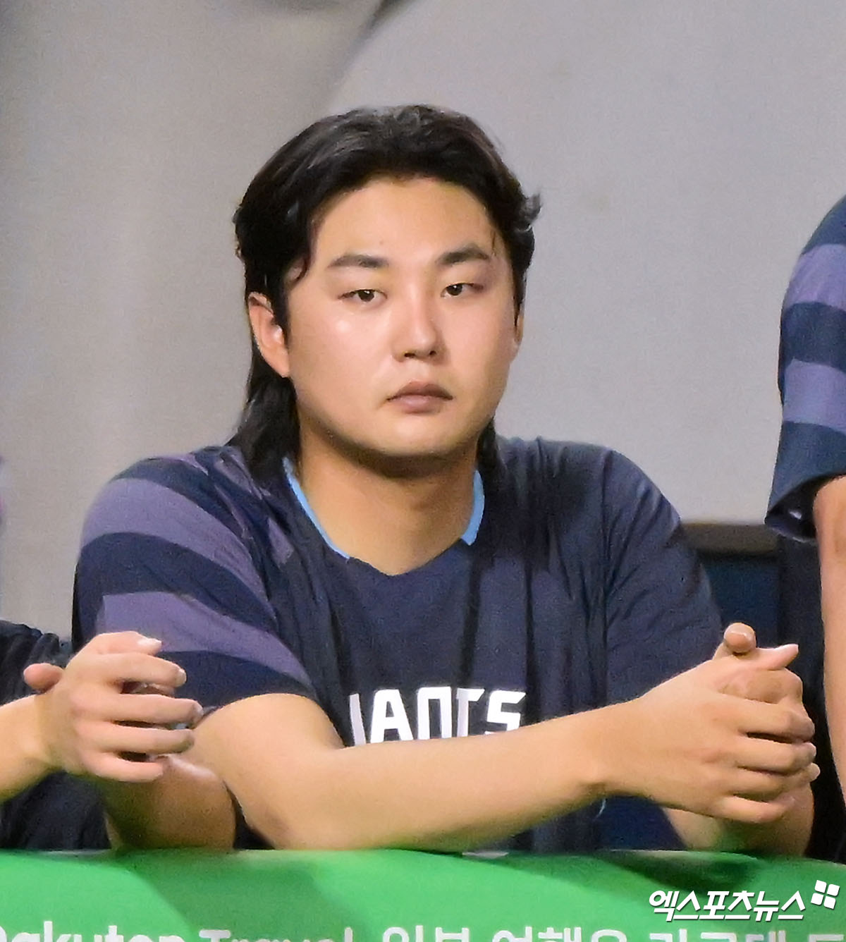 21일 오후 서울 송파구 잠실야구장에서 열린 '2025 신한 SOL Bank KBO리그' 롯데 자이언츠와 LG 트윈스의 경기, 11회말 롯데 정철원이 경기를 지켜보고 있다. 엑스포츠뉴스 DB