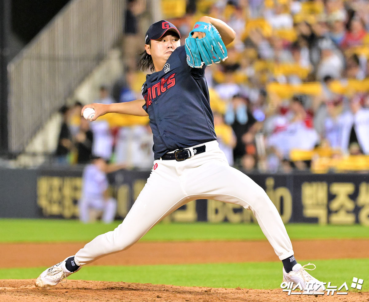 20일 오후 서울 송파구 잠실야구장에서 열린 '2025 신한 SOL Bank KBO리그' 롯데 자이언츠와 LG 트윈스의 경기, 8회말 무사 2루 롯데 정철원이 공을 힘차게 던지고 있다. 엑스포츠뉴스 DB